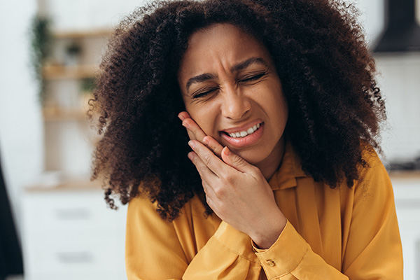 How A Dentist Can Treat A Broken Tooth