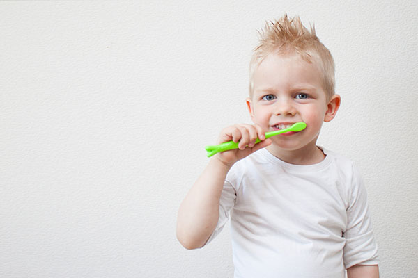 How to clean hard to reach spots at home with an old toothbrush